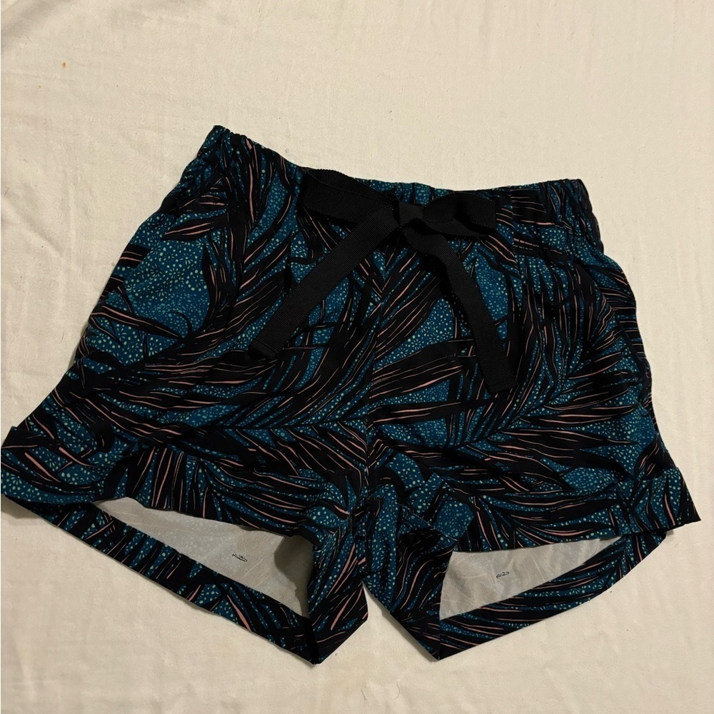 Lululemon paper page shorts size 6 palm leaf print - Picture 2 of 6